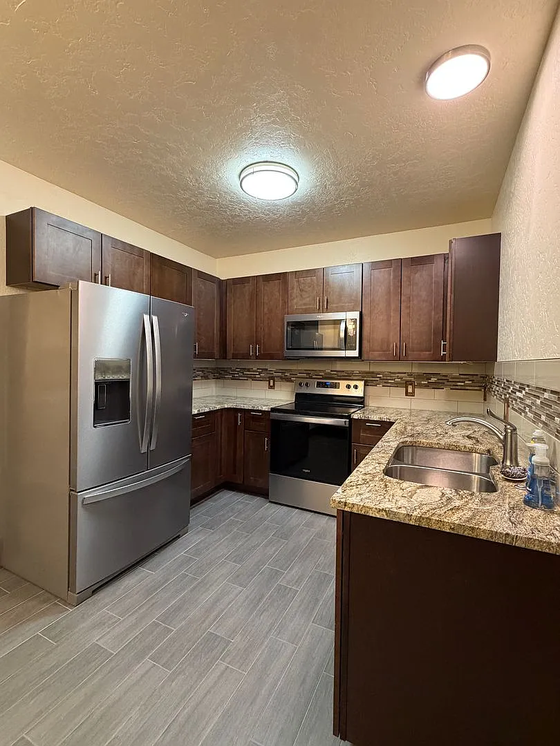 1 Bedroom 1 Bath West Glenwood Apartment for Rent — Photo 2