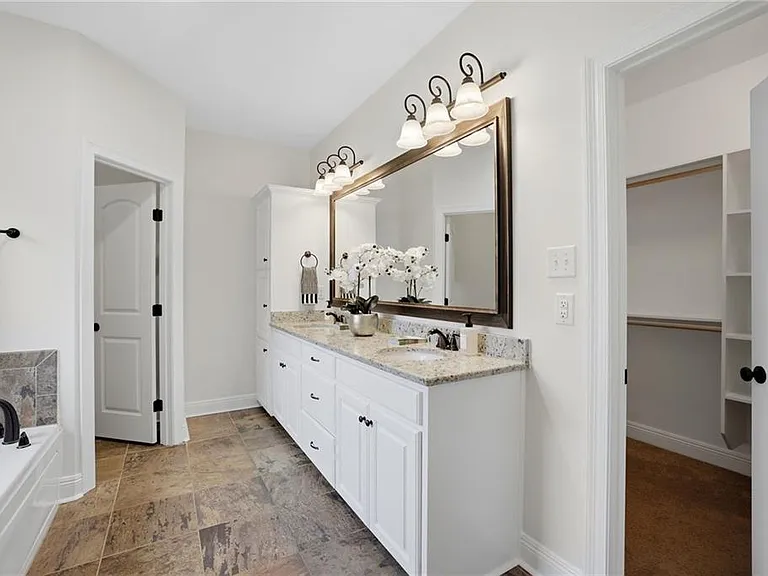 8929 Greenleaves Dr — Photo 12