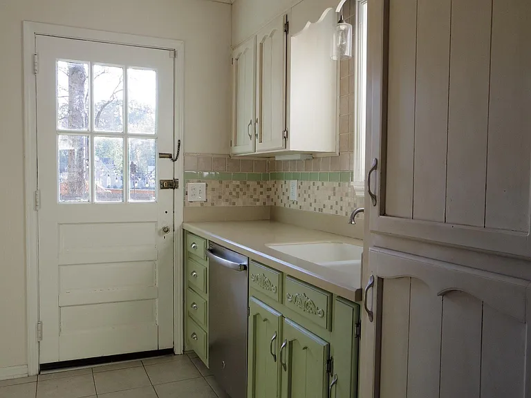 805 Acton Ave — Photo 5