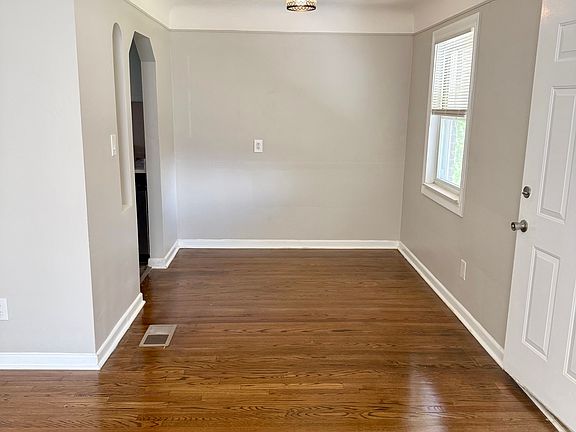 3rd image of 9656 Colwell Ave