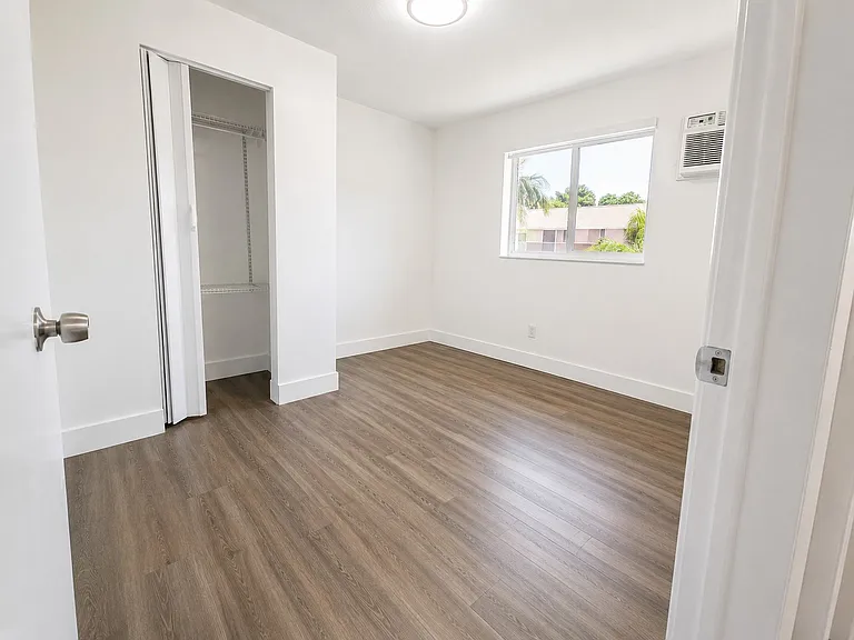 1945 NW 29th St #U8 — Photo 13
