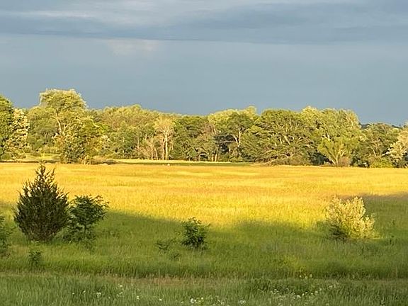 Watch beautiful sunsets from the 40' second-story deck. See deer, turkey and cranes as they feed and raise their young.