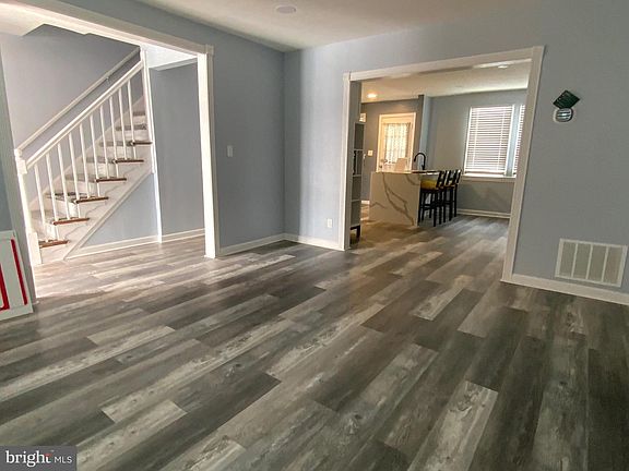 3rd image of 3032 Hanlon Ave