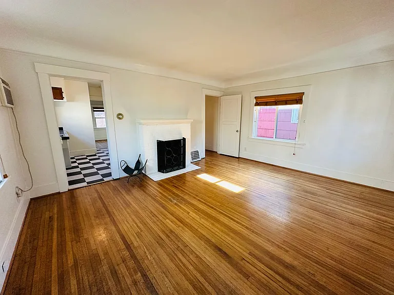 2323-2337 SE Hawthorne Blvd — Photo 3