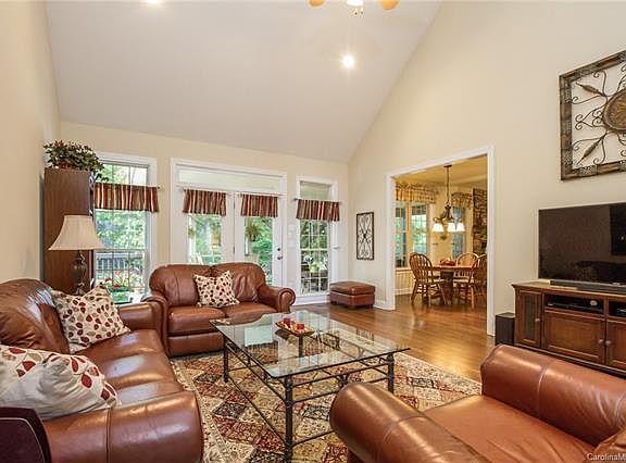 3rd image of 111 English Ivy Ln
