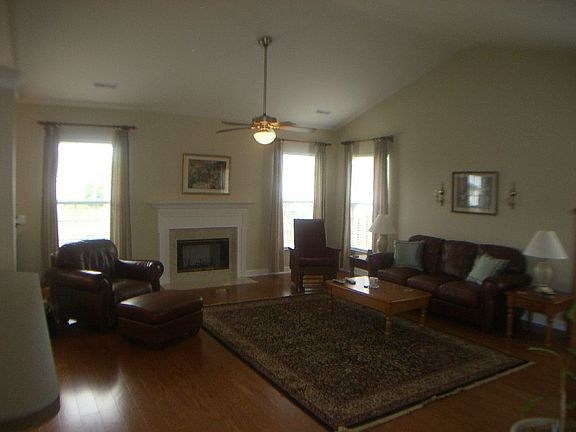 Huge open family room*hardwood*vaulted ceiling*fireplace