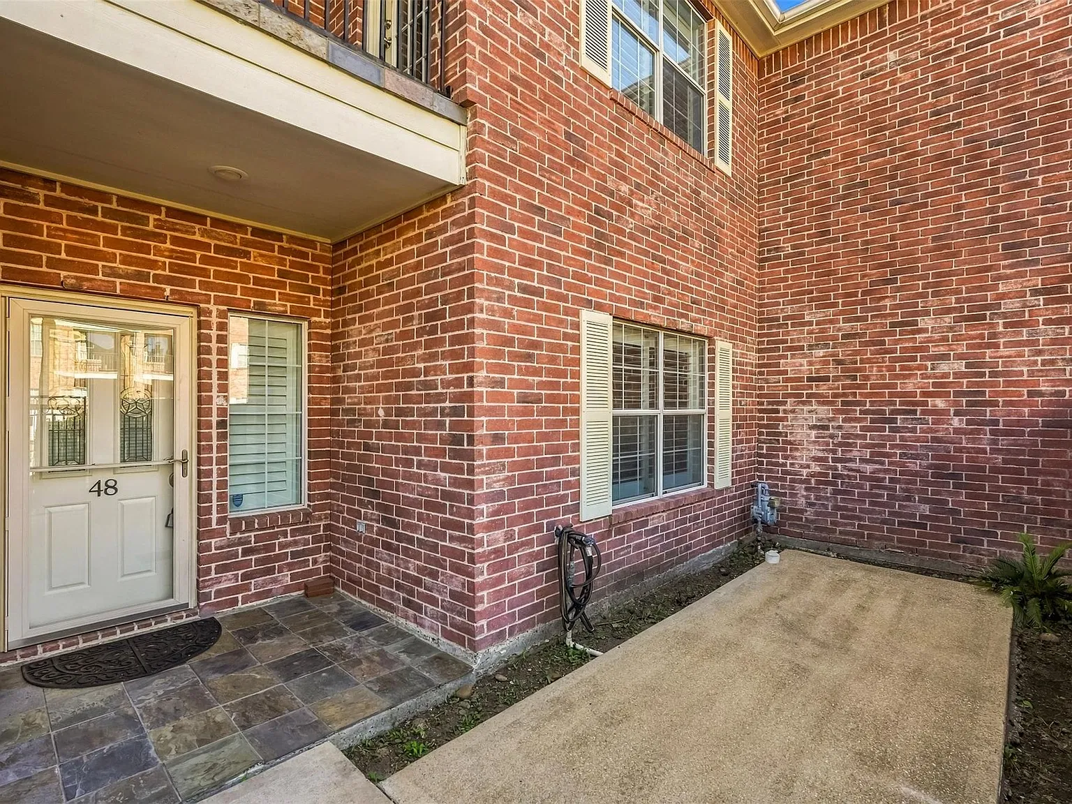 3 bed, 2.5 bath, 1894 sqft, $2,100 — Photo 3
