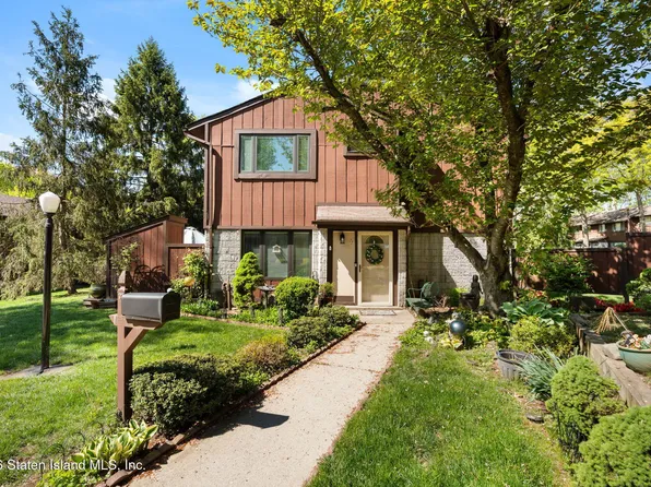 77 Stone Ln, Staten Island, NY 10314
