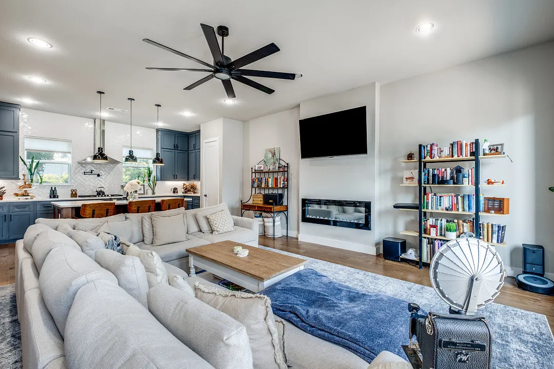 3 bed, 3.5 bath, 2237 sqft, $3,750 — Photo 3