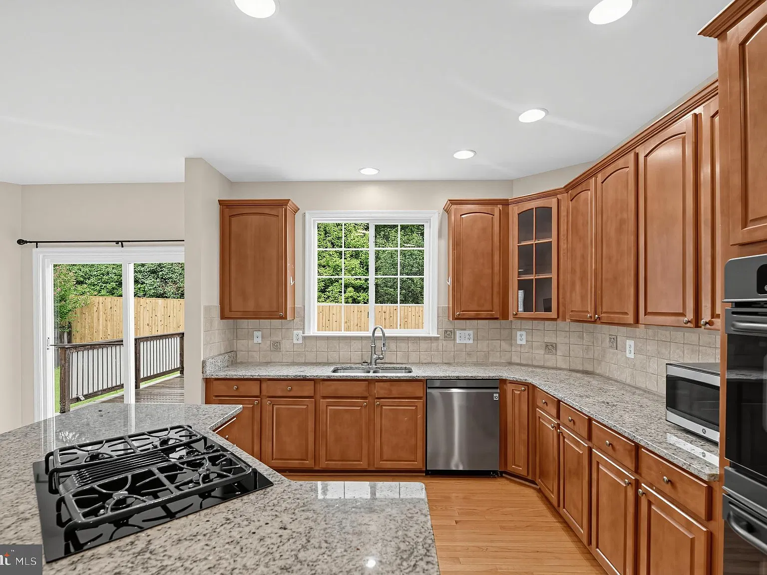 5 bed, 3.5 bath, 4371 sqft, $4,195 — Photo 2
