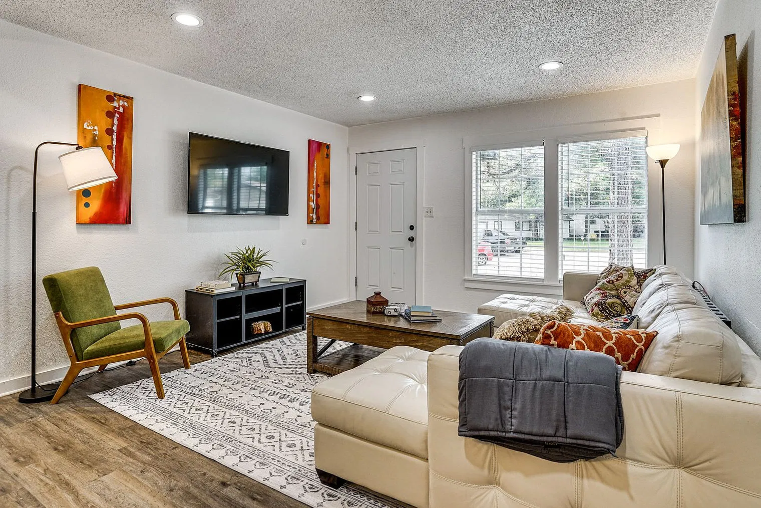 3 bed, 2.0 bath, 1237 sqft, $3,340 — Photo 3