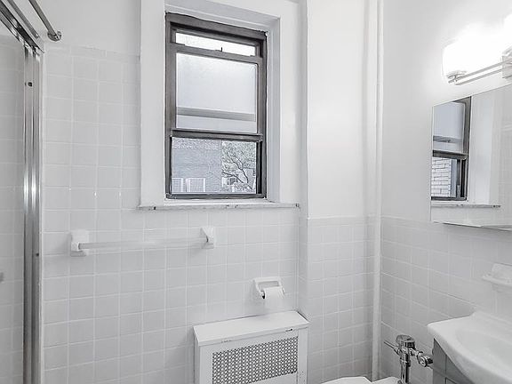 4th image of 11 E 80th St