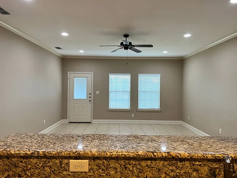 9100 Shadow Oak Dr — Photo 8