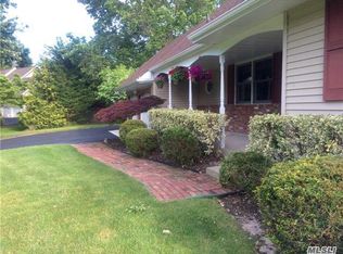 14 Spyglass Ln, East Setauket, NY 11733