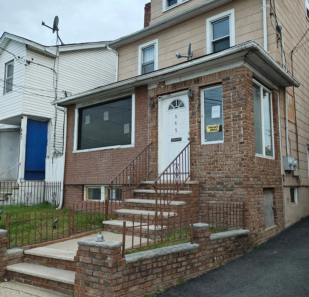 645 East Saint Georges Avenue - 2 — Photo 1