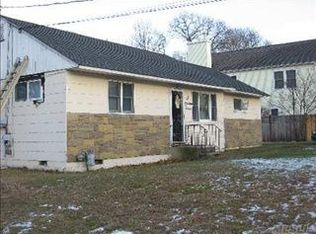 17 Academy Ln, Oakdale, NY 11769