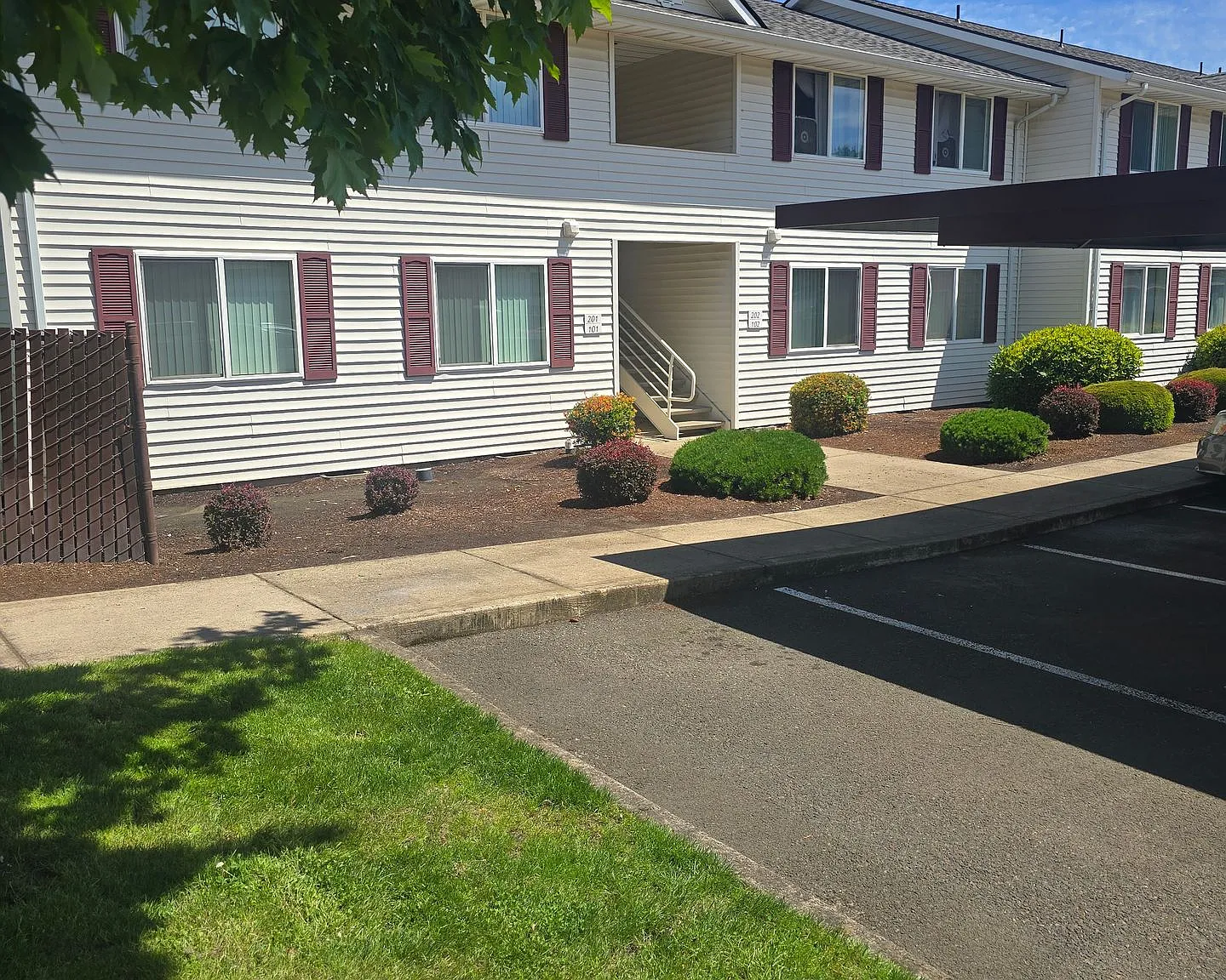 Winfou06-Columbia Village Apartments — Photo 4