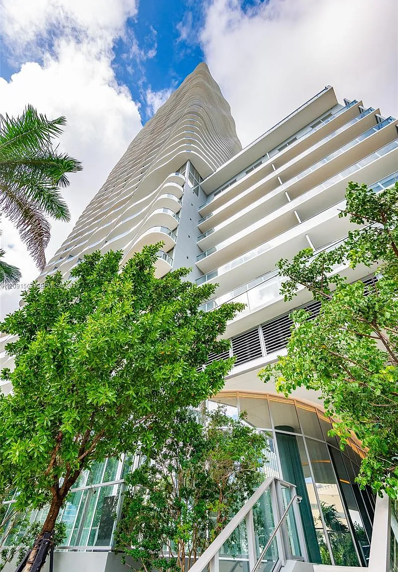 Casa Bella Residences — Photo 1