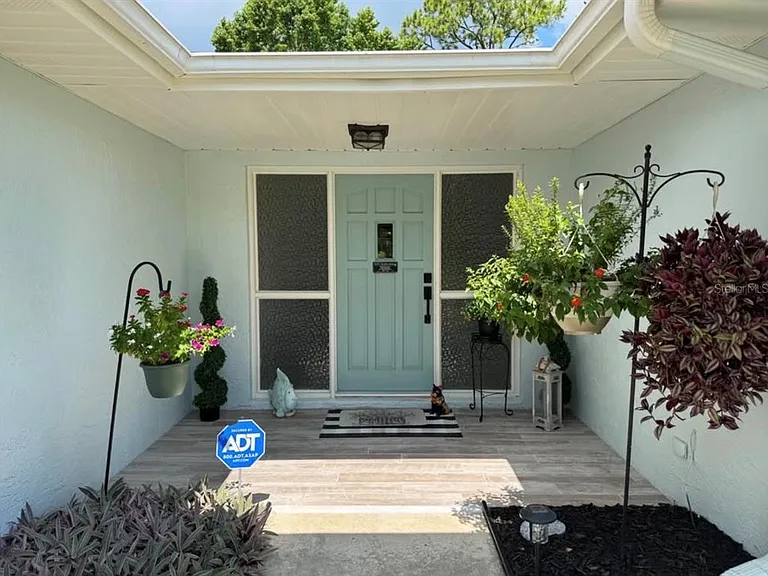 16 Courtney Pl — Photo 2