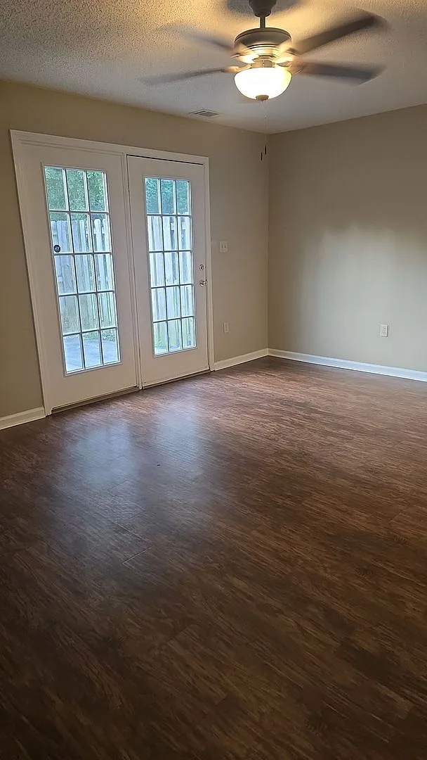 2 Bed 1.5 Townhome for Rent — Photo 3