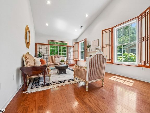 5th image of 11 Hopkins Ct