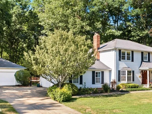 8620 Camelot Dr, Chesterland, OH 44026