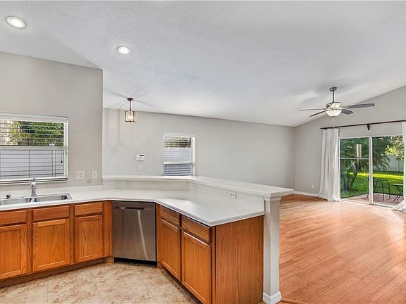 3rd image of 5809 22nd St