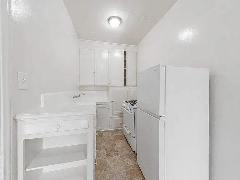 Coronado Apartments — Photo 7