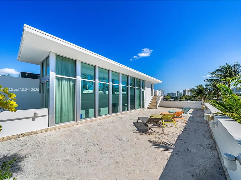 227 E Dilido Dr — Photo 60