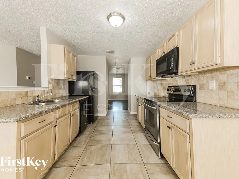 1395 Stewart Dr — Photo 9