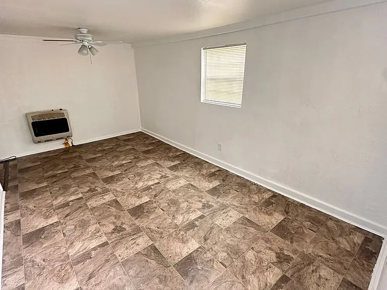 2401 Franklin St — Photo 3