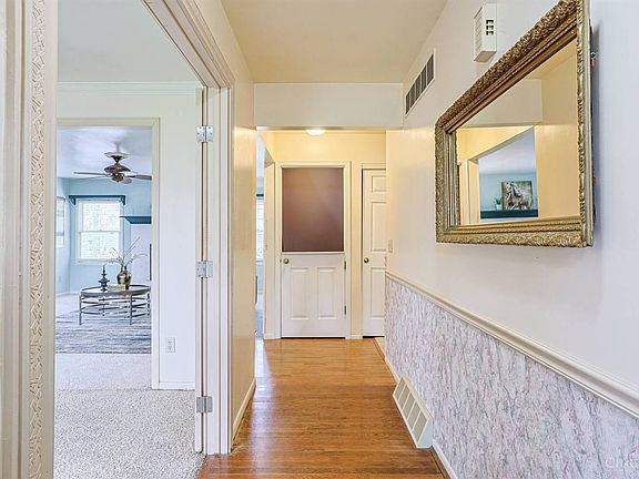 4th image of 1202 Meadow Knoll Ct