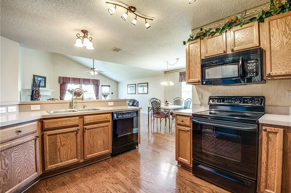 3 bed, 1743 sqft, $2,100 — Photo 2