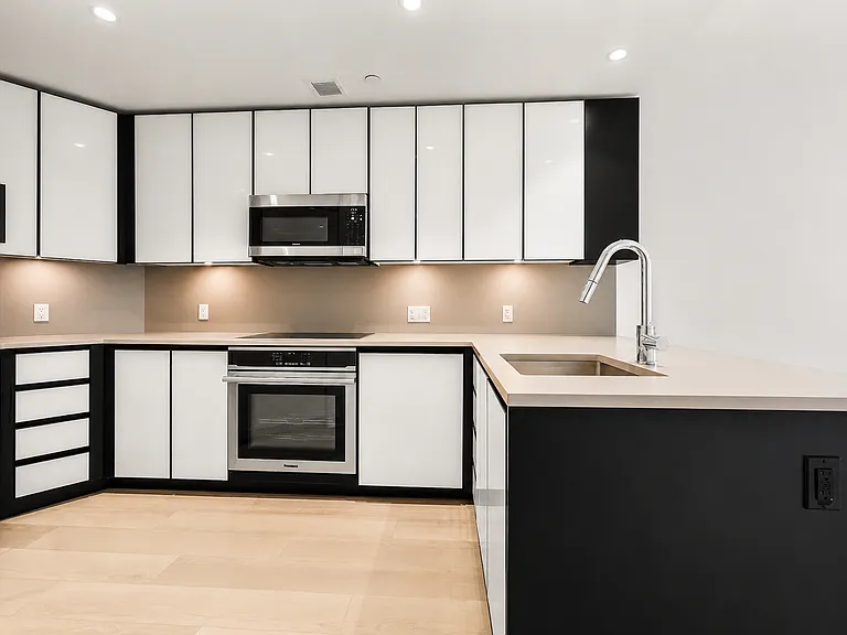10-25 Jackson Ave #9B — Photo 1