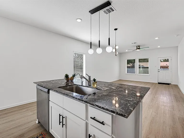 407 Robin St — Photo 18