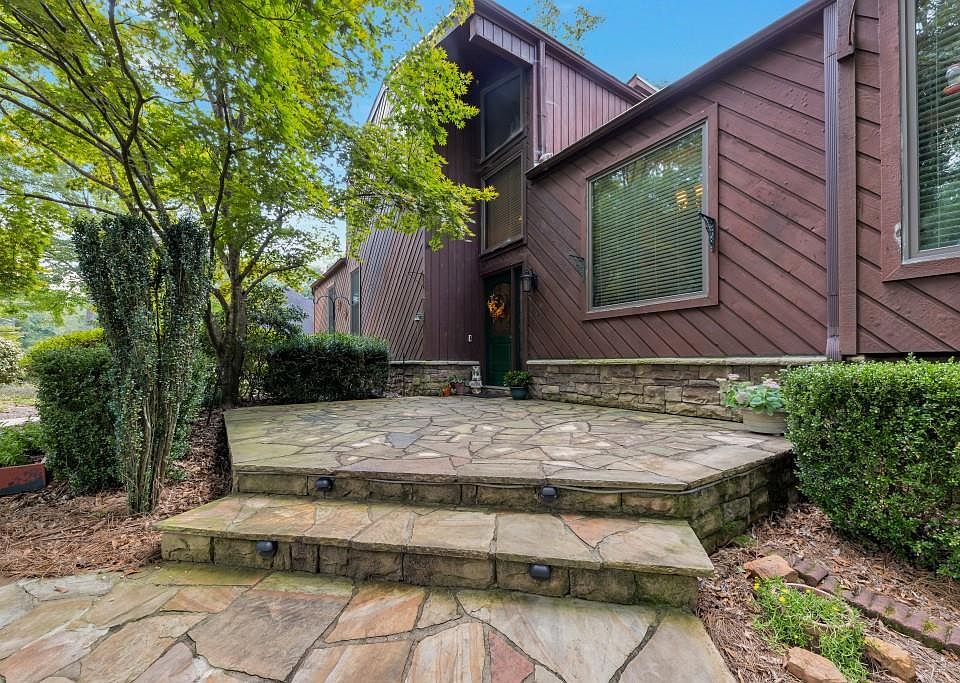 1st image of 2375 Castle Ln NE