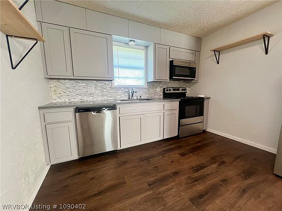3rd image of 1704 Lakeview Ln