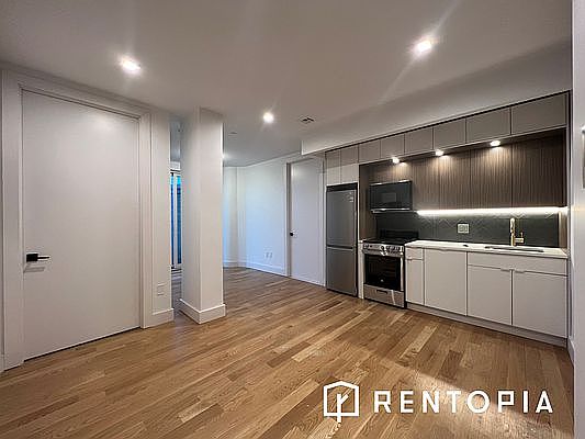5th image of 426 Manhattan Ave APT 6B