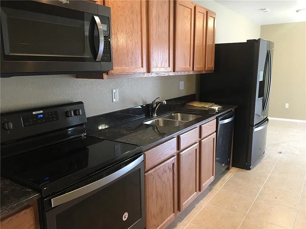 910 B Crutcher — Photo 4