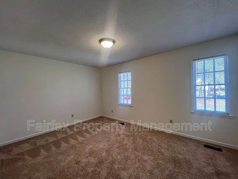 112 Greenmont Ln — Photo 15