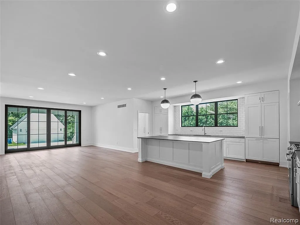 3 bed, 2.5 bath, 2800 sqft, $10,000 — Photo 2