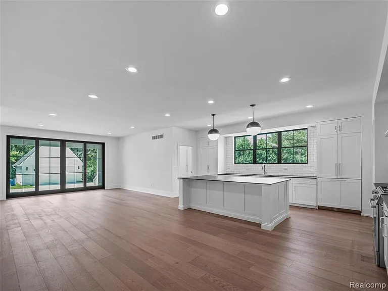 887 Redding Rd — Photo 2