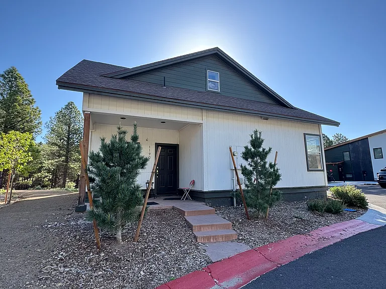 1190 E Jen Dr — Photo 2