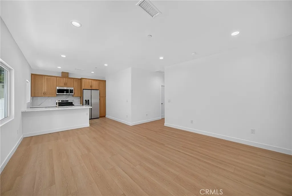 3 bed, 1100 sqft, $3,895 — Photo 2