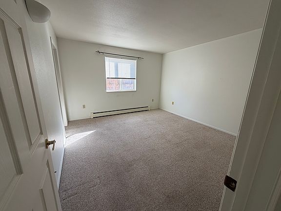 5th image of 976 Yorkshire Ct