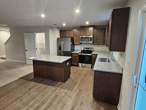 4th image of 2032 Lewis Creek Cir NE