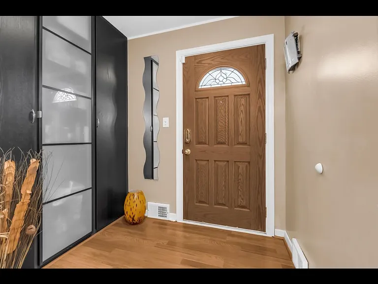 1155 James Ave — Photo 2