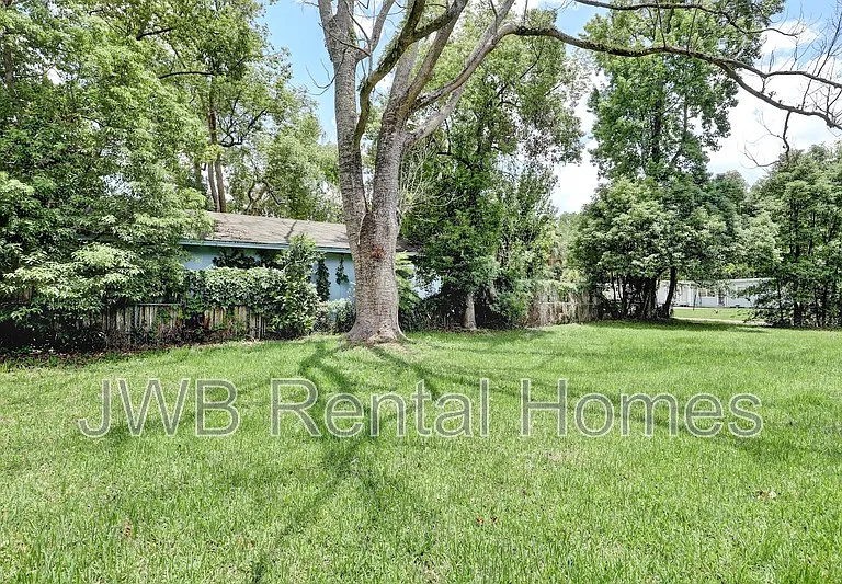 10351 Pinehurst Dr — Photo 18