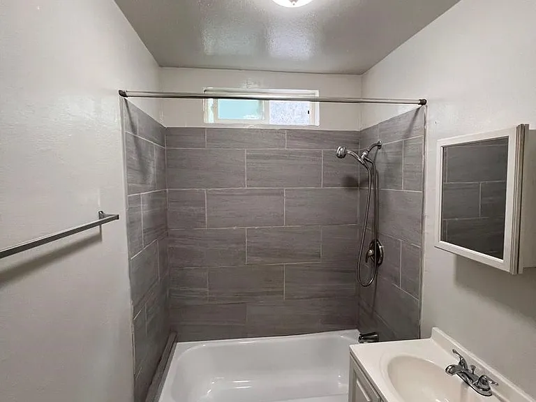 847 W 84th St — Photo 7