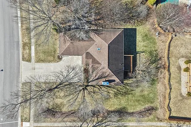 1606 Manchester Xing — Photo 16